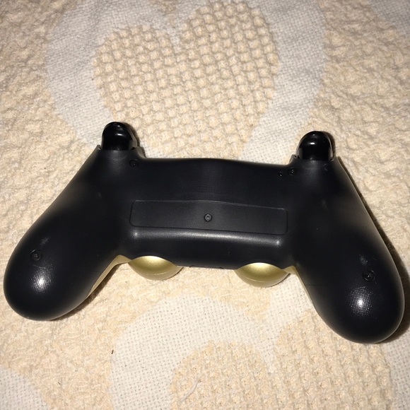 Golden ps4 controller - Picture 3 of 3
